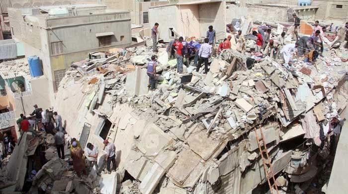 کراچی کی شاہ فیصل کالونی میں زیر تعمیر عمارت گرنے سے ایک شخص جاں بحق ہوگیا۔
